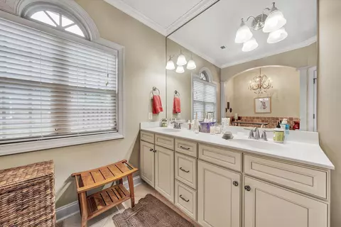 Bath - 229 Mountain Brook Dr NE, Roanoke, VA 24012 photo 1 of 4