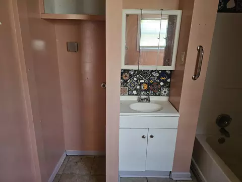 Bath - 119 16th St SE, Roanoke, VA 24013 photo 2 of 2