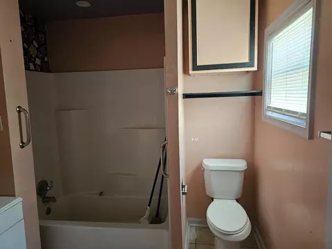 Bath - 119 16th St SE, Roanoke, VA 24013 photo 1 of 2