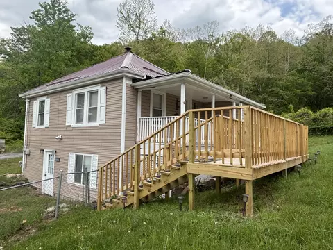 1527 N Princeton Dr, Covington, VA 24426