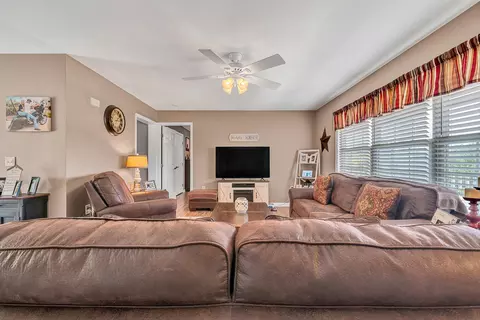 Living - 19 Cook Ave, Roanoke, VA 24019 photo 1 of 4