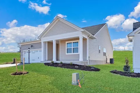 7401 Kings Pointe Dr, Radford, VA 24141
