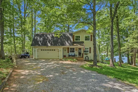 497 Long Island Dr, Moneta, VA 24121