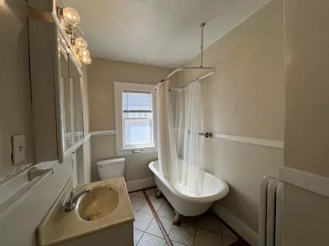 Bath - 2011 Denniston Ave SW, Roanoke, VA 24015 photo 1 of 2
