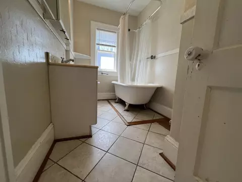Bath - 2011 Denniston Ave SW, Roanoke, VA 24015 photo 2 of 2