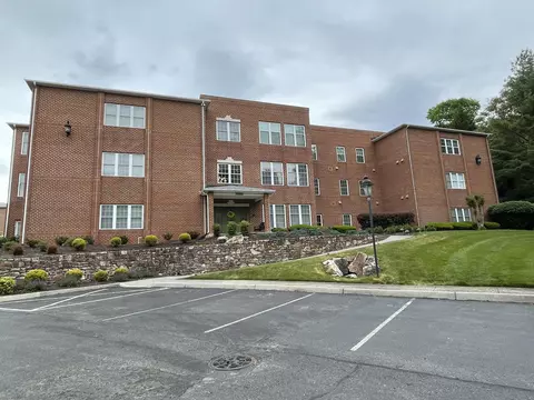 3060 Mcvitty Forest Dr #211, Roanoke, VA 24018