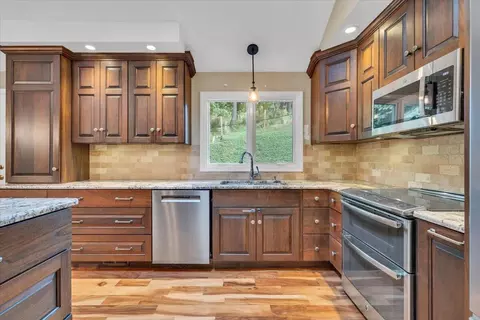 Kitchen - 5424 Highfields Rd, Roanoke, VA 24018 photo 4 of 5
