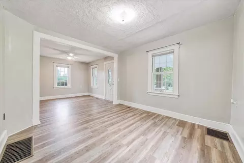 Living - 1384 Thaxton Mountain Rd, Thaxton, VA 24174 photo 4 of 8