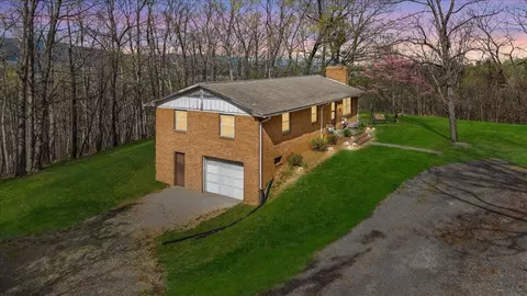 1450 Blackwood Dr, Salem, VA 24153