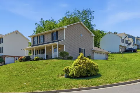 1623 Bush Farm Dr, Vinton, VA 24179