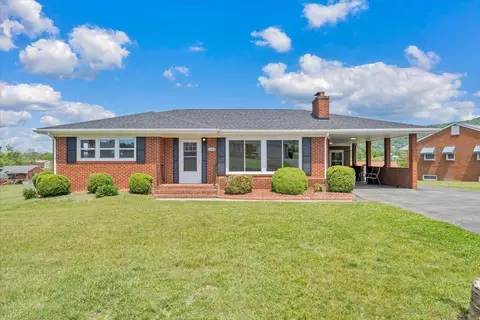 2534 Pinecrest Dr, Vinton, VA 24179
