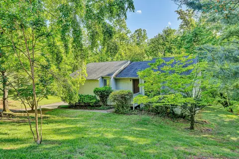 7480 Fernway Dr, Roanoke, VA 24018