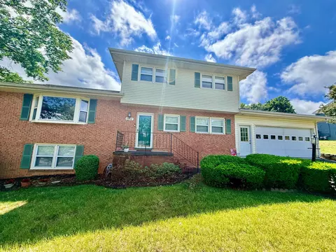 4948 N Lake Dr, Roanoke, VA 24019