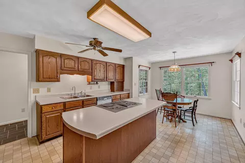 Kitchen - 206 Brookledge Dr, Vinton, VA 24179 photo 3 of 7