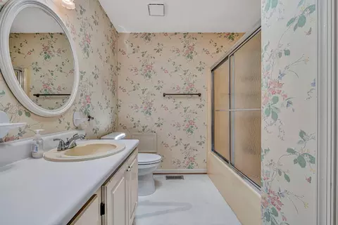 Bath - 206 Brookledge Dr, Vinton, VA 24179 photo 2 of 5