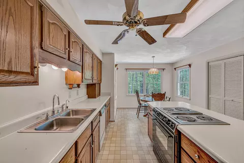 Kitchen - 206 Brookledge Dr, Vinton, VA 24179 photo 2 of 7