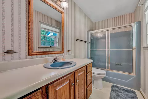 Bath - 206 Brookledge Dr, Vinton, VA 24179 photo 3 of 5