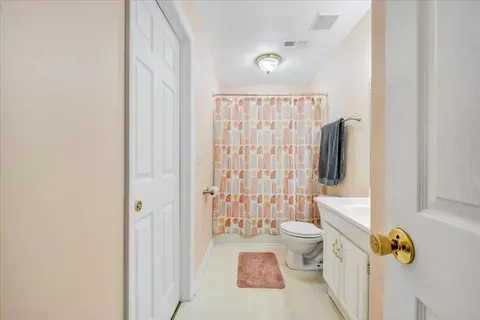 Bath - 1341 Gillette Ave SE, Roanoke, VA 24014 photo 1 of 2