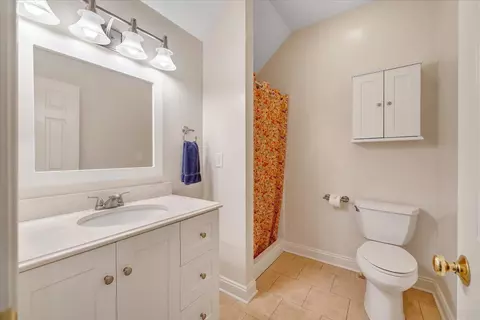 Bath - 1236 Longview Rd, Roanoke, VA 24018 photo 2 of 6