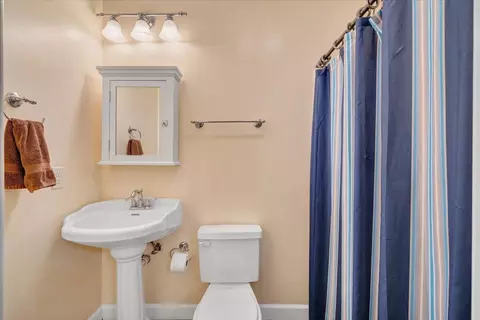 Bath - 1236 Longview Rd, Roanoke, VA 24018 photo 6 of 6