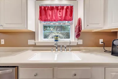 Kitchen - 1236 Longview Rd, Roanoke, VA 24018 photo 3 of 4