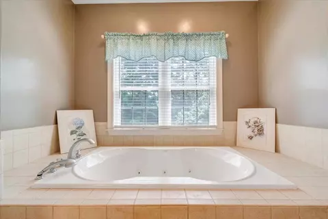 Bath - 1236 Longview Rd, Roanoke, VA 24018 photo 4 of 6