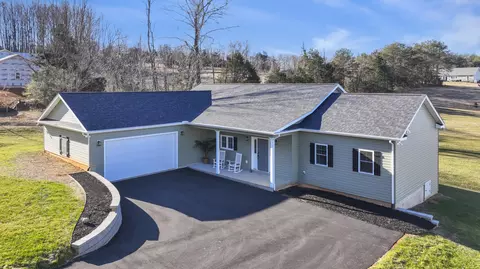 81 Belvior Cir, Moneta, VA 24121