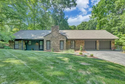 5027 Hunting Hills Dr, Roanoke, VA 24018