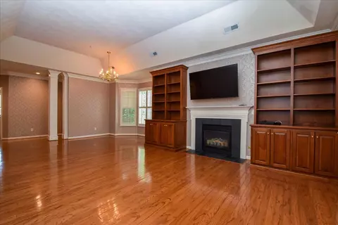 Living - 3348 Somercroft Ct SW, Roanoke, VA 24014 photo 4 of 6