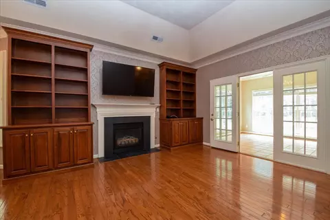 Living - 3348 Somercroft Ct SW, Roanoke, VA 24014 photo 3 of 6