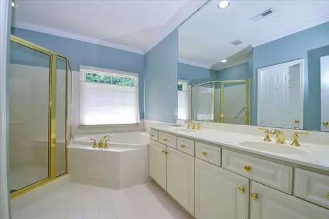 Bath - 3348 Somercroft Ct SW, Roanoke, VA 24014 photo 1 of 2
