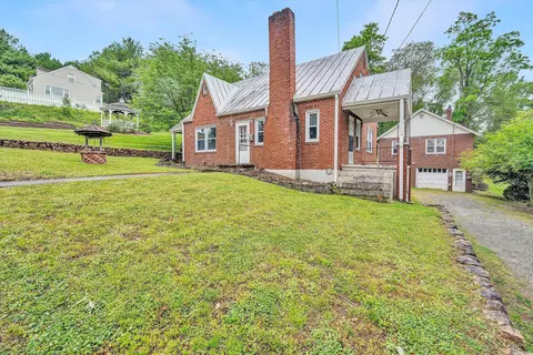 114 W Church St, Rocky Mount, VA 24151