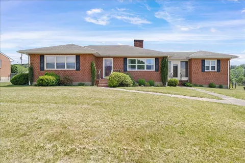 2605 Pinecrest Dr, Vinton, VA 24179