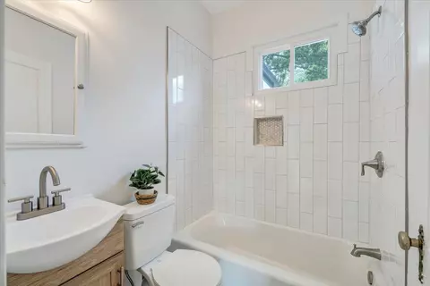 Bath - 3116 Spring Rd SW, Roanoke, VA 24015 photo 1 of 5