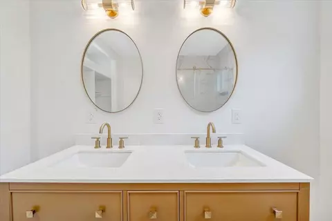 Bath - 3116 Spring Rd SW, Roanoke, VA 24015 photo 4 of 5