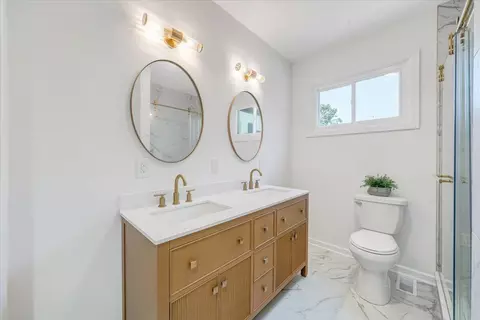 Bath - 3116 Spring Rd SW, Roanoke, VA 24015 photo 3 of 5