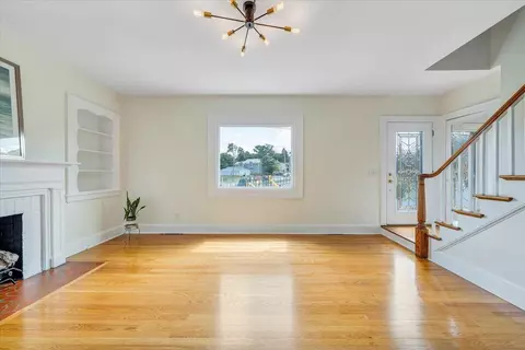 Living - 3116 Spring Rd SW, Roanoke, VA 24015 photo 4 of 4