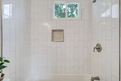 Bath - 3116 Spring Rd SW, Roanoke, VA 24015 photo 2 of 5