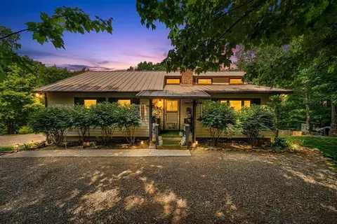 879 Aps Knob Rd, New Castle, VA 24127