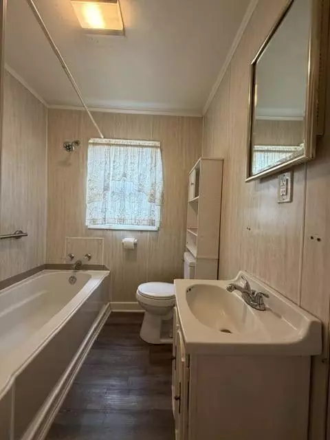 Bath - 711 Central Ave, Salem, VA 24153 photo 1 of 1