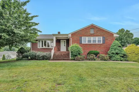 8122 Deer Branch Dr, Roanoke, VA 24019
