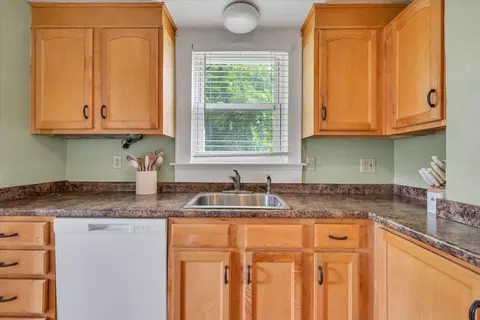 Kitchen - 331 Bowman St, Vinton, VA 24179 photo 2 of 4