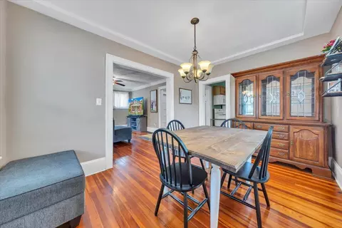 Dining - 331 Bowman St, Vinton, VA 24179 photo 2 of 3