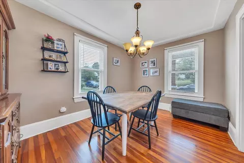 Dining - 331 Bowman St, Vinton, VA 24179 photo 3 of 3