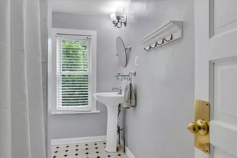 Bath - 331 Bowman St, Vinton, VA 24179 photo 1 of 2