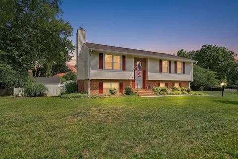 1040 Barrens Village Ct, Roanoke, VA 24019