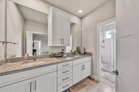 Bath - 2750 Mcvitty Rd, Roanoke, VA 24018 photo 2 of 5