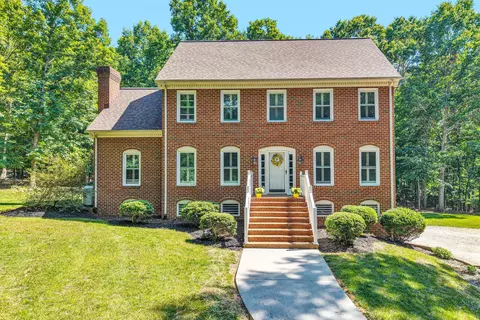 1432 Oakwood Knolls Dr, Bedford, VA 24523