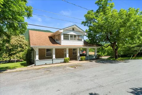 Exterior - 535 Boyd St, Buchanan, VA 24066 photo 2 of 15