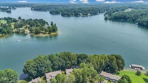 60 Windlass Pointe Dr, Moneta, VA 24121